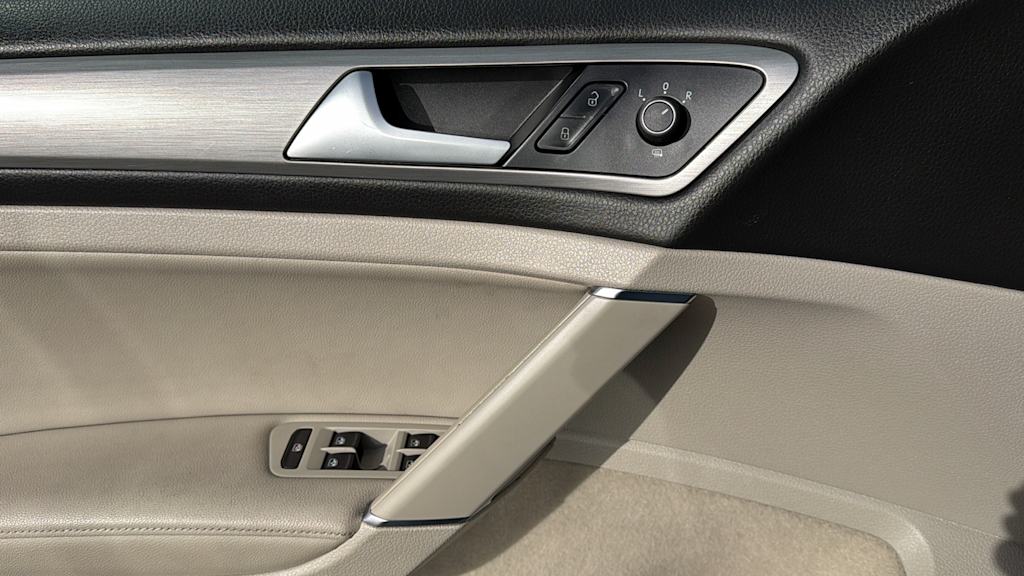 Thumbnail: 2017 Volkswagen Golf - 28