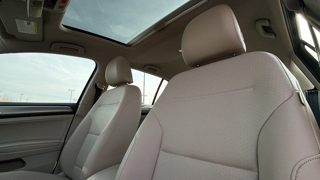 Thumbnail: 2017 Volkswagen Golf - 10