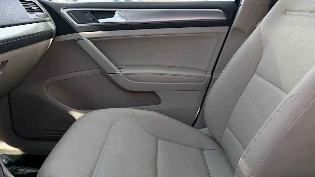 Thumbnail: 2017 Volkswagen Golf - 11