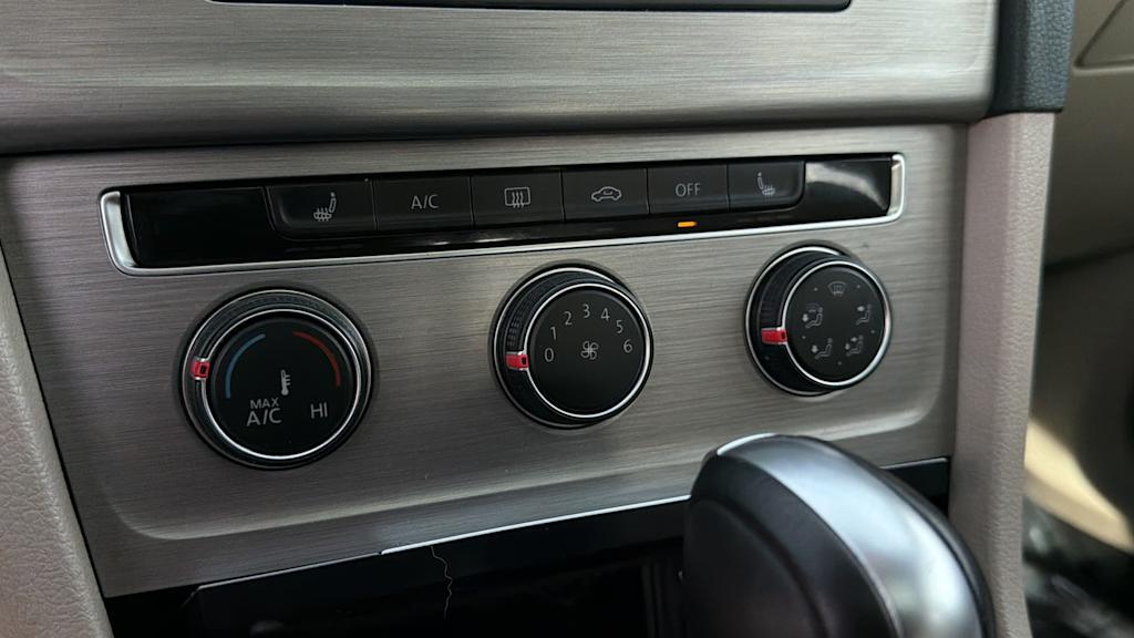 Thumbnail: 2017 Volkswagen Golf - 23