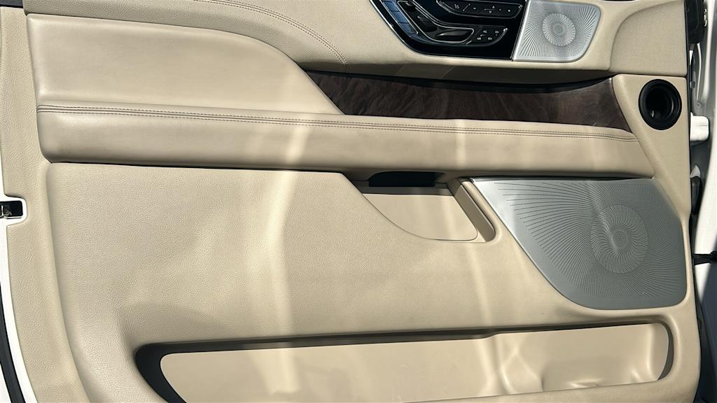 Thumbnail: 2019 Lincoln Navigator L - 29