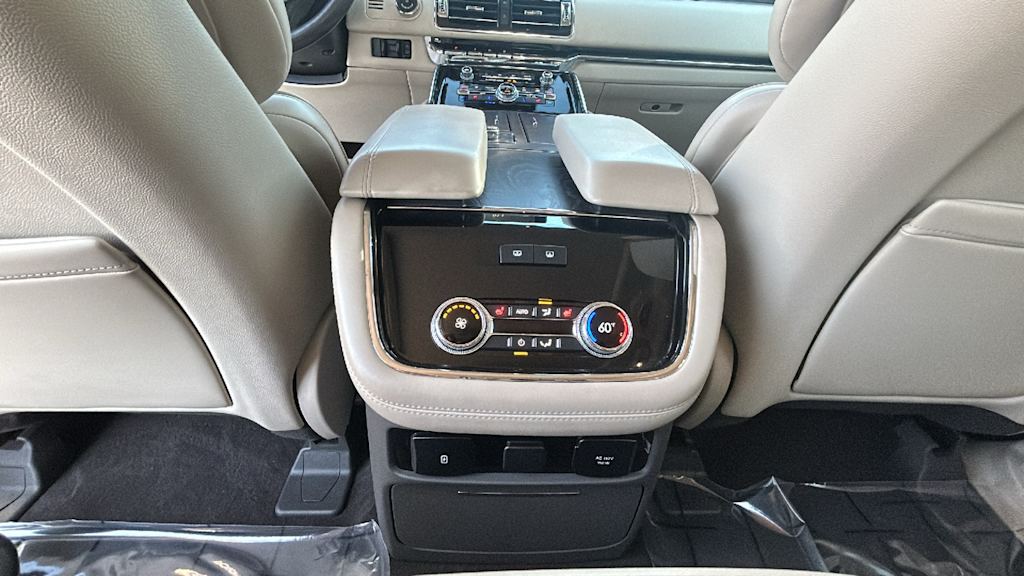 Thumbnail: 2019 Lincoln Navigator L - 30