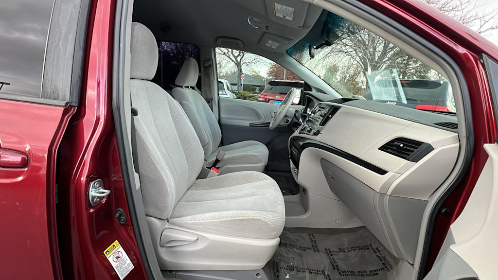 2012 Toyota Sienna LE 12