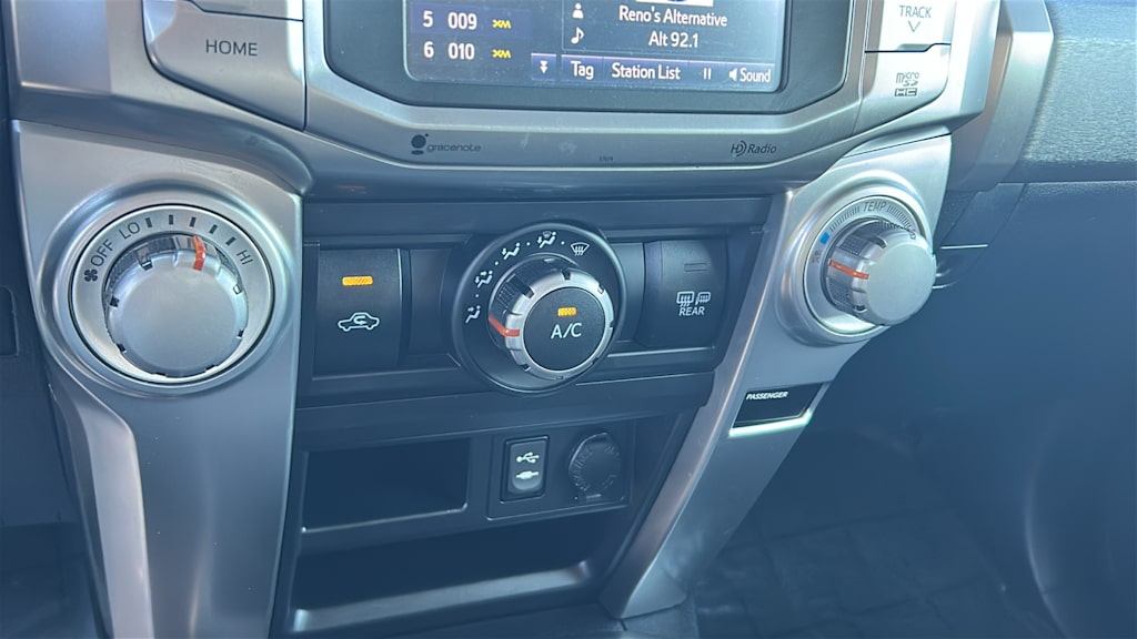 Thumbnail: 2014 Toyota 4Runner - 23