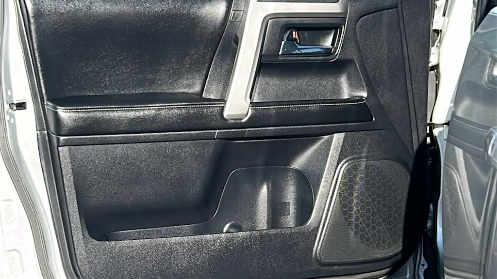 Thumbnail: 2014 Toyota 4Runner - 27