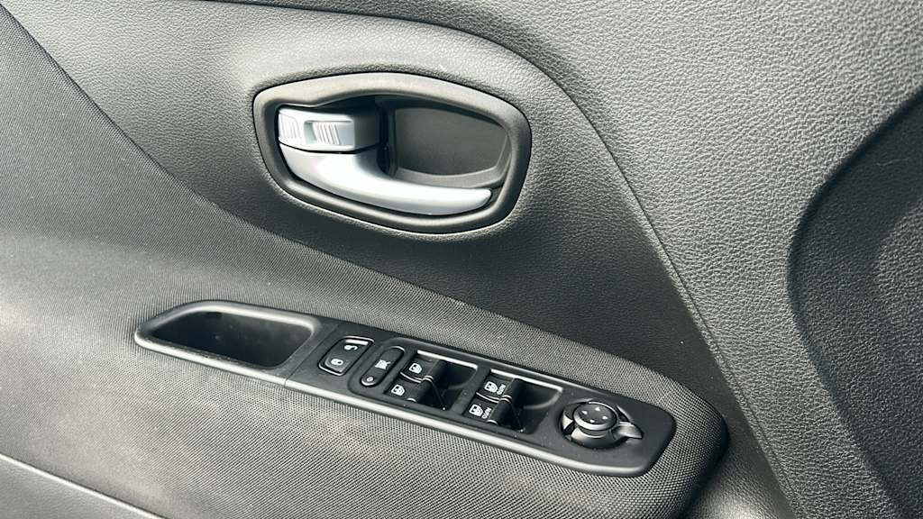 Thumbnail: 2019 Jeep Renegade - 27