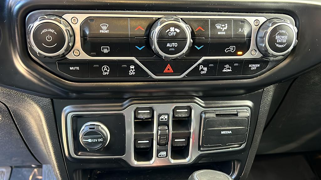 Thumbnail: 2022 Jeep Wrangler - 23