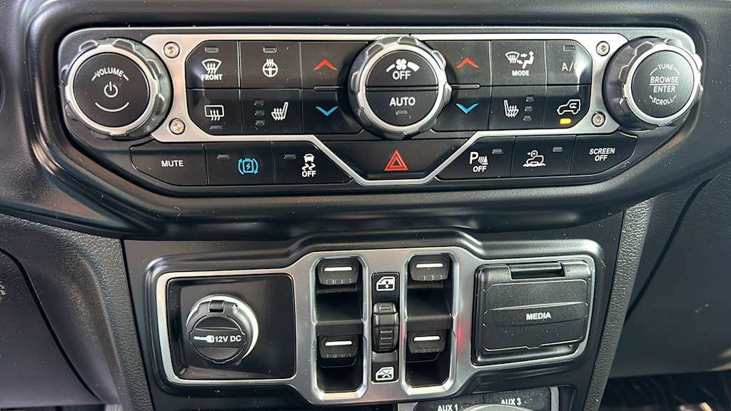 Thumbnail: 2022 Jeep Wrangler - 22