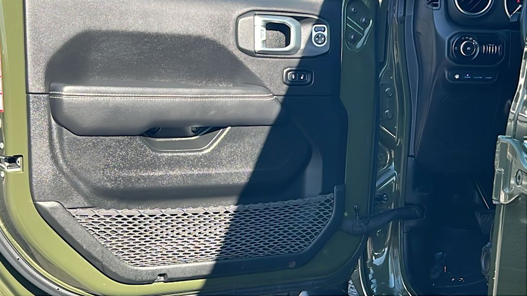 Thumbnail: 2022 Jeep Wrangler - 29
