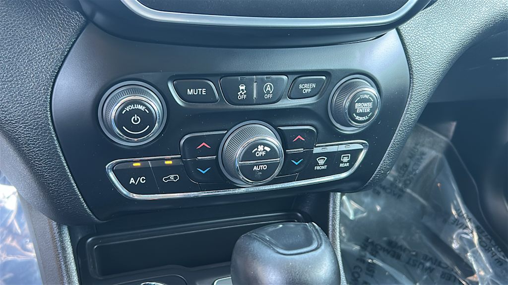 Thumbnail: 2021 Jeep Cherokee - 21
