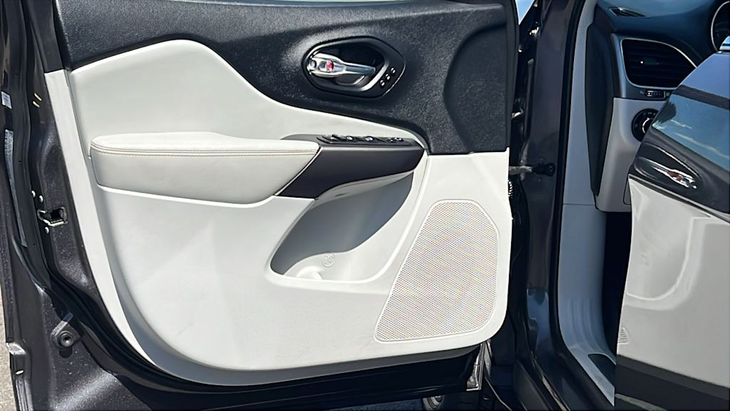 Thumbnail: 2020 Jeep Cherokee - 9