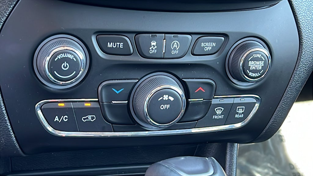 Thumbnail: 2020 Jeep Cherokee - 23