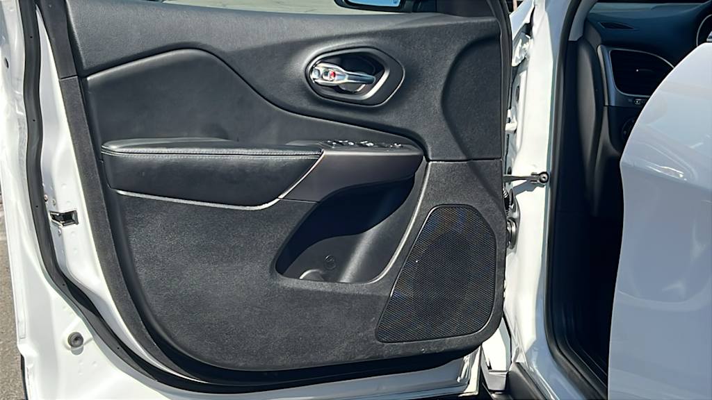 Thumbnail: 2020 Jeep Cherokee - 29