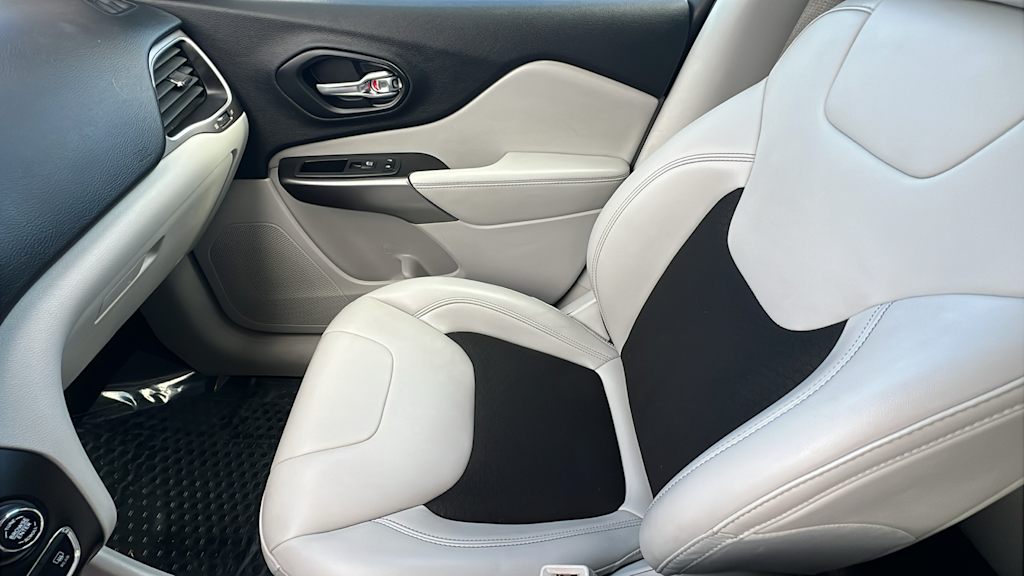 Thumbnail: 2020 Jeep Cherokee - 14