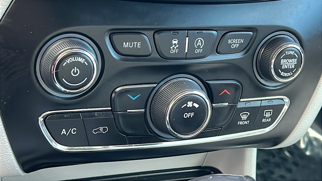 Thumbnail: 2020 Jeep Cherokee - 22