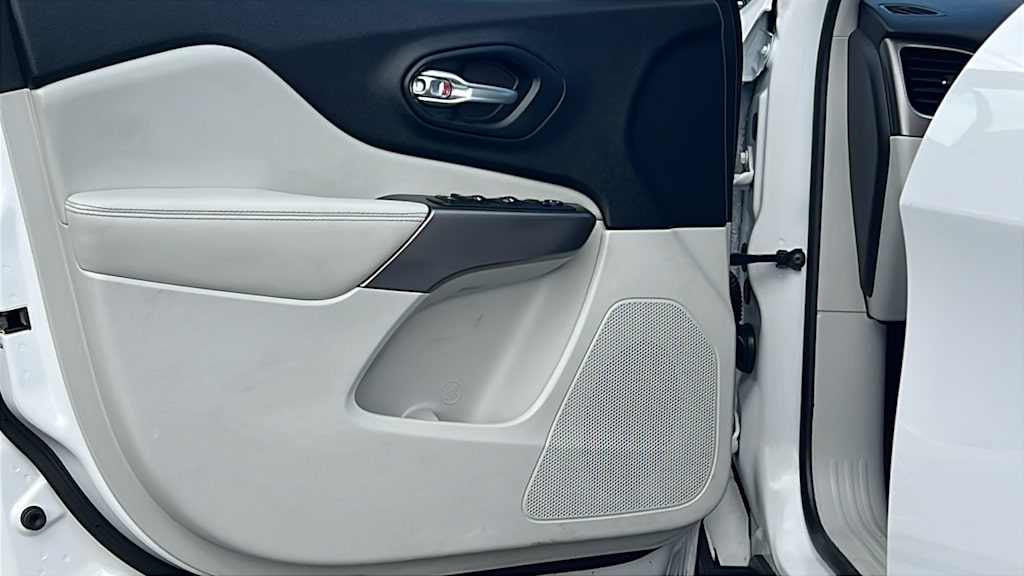 Thumbnail: 2020 Jeep Cherokee - 11