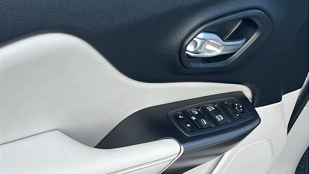 Thumbnail: 2020 Jeep Cherokee - 27