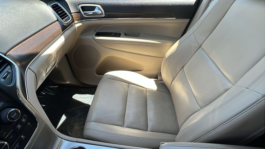 Thumbnail: 2016 Jeep Grand Cherokee - 11