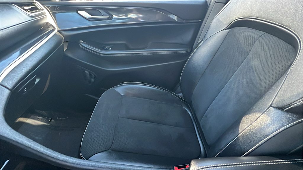 Thumbnail: 2023 Jeep Grand Cherokee - 10