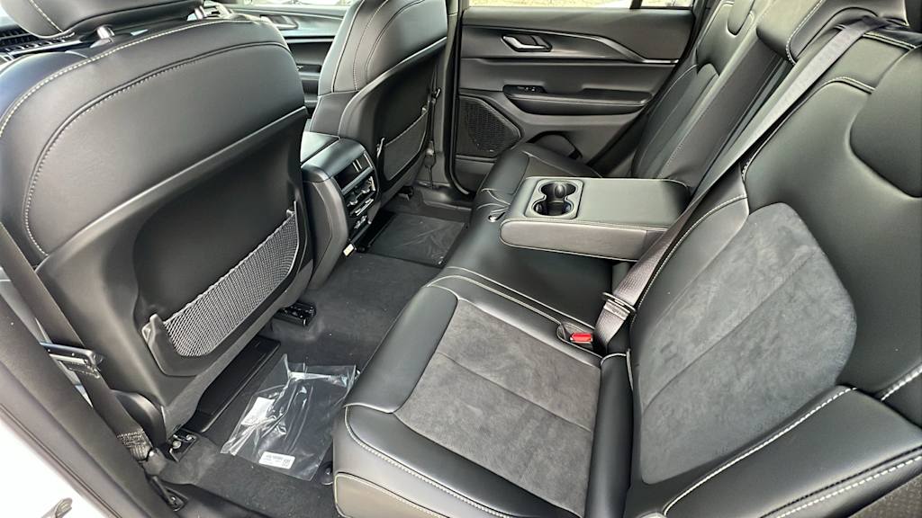 2025 Jeep Grand Cherokee Altitude 12