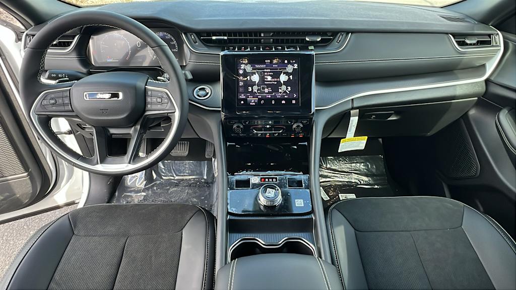 2025 Jeep Grand Cherokee Altitude 13