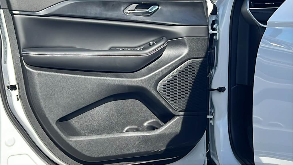 Thumbnail: 2026 Jeep Grand Cherokee - 28