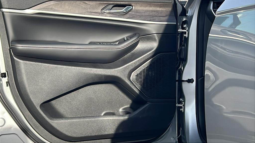 Thumbnail: 2026 Jeep Grand Cherokee - 28