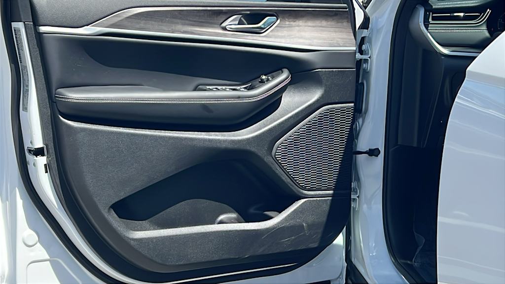 Thumbnail: 2026 Jeep Grand Cherokee - 28
