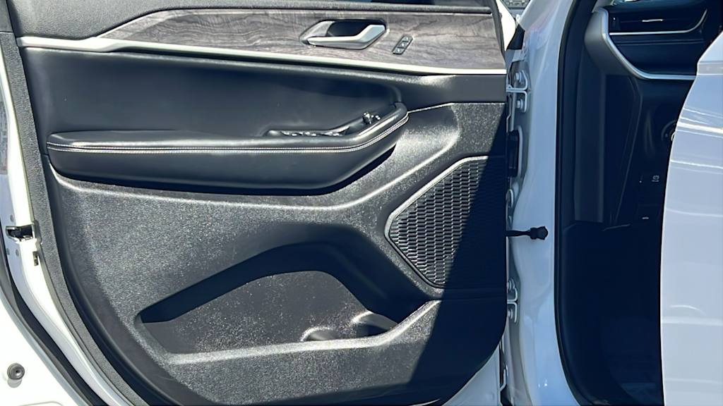 Thumbnail: 2023 Jeep Grand Cherokee - 28