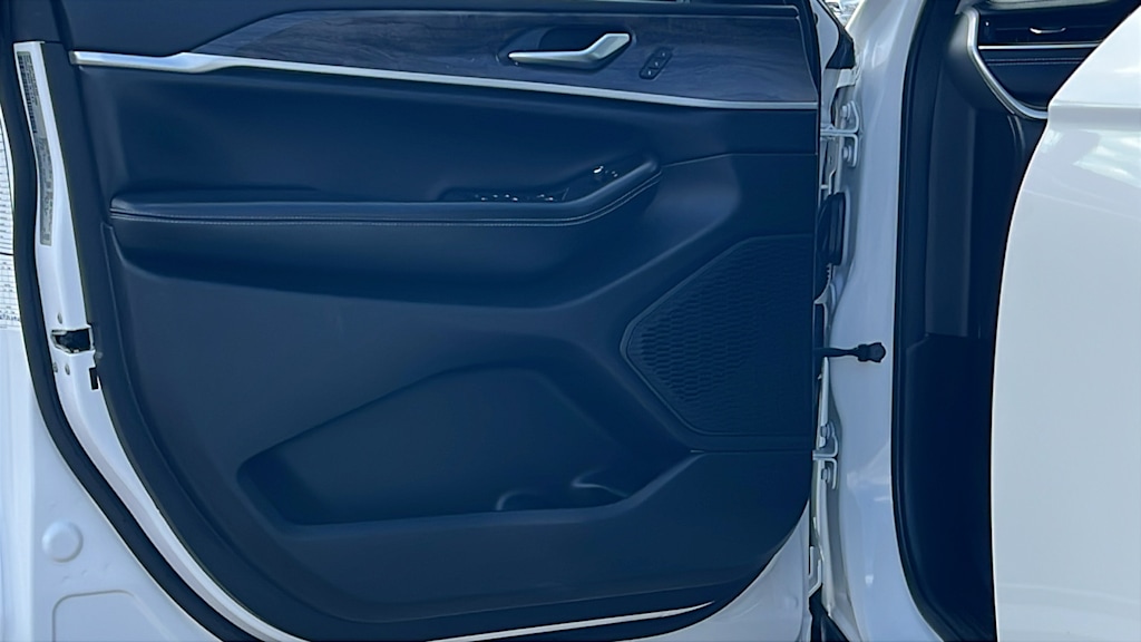 Thumbnail: 2023 Jeep Grand Cherokee - 28