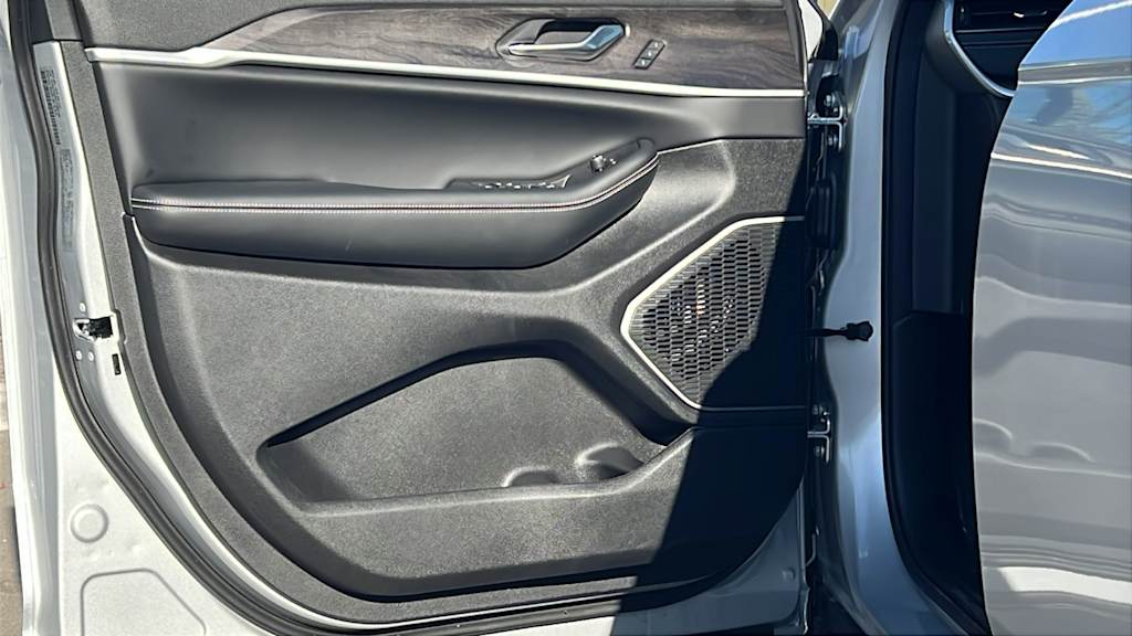 Thumbnail: 2026 Jeep Grand Cherokee - 28