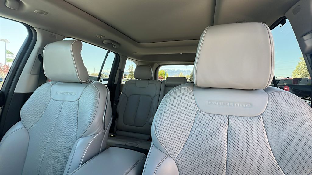 2022 Jeep Grand Cherokee Overland 10