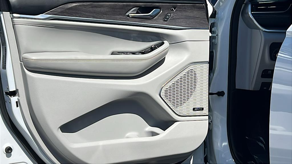 2022 Jeep Grand Cherokee Overland 29