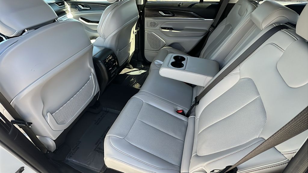 2022 Jeep Grand Cherokee Overland 12