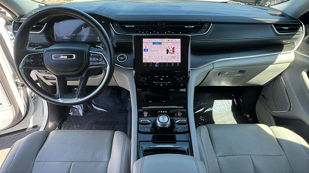 2022 Jeep Grand Cherokee Overland 13