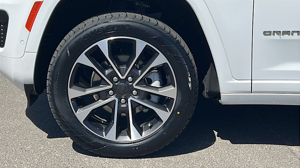 2022 Jeep Grand Cherokee Overland 8