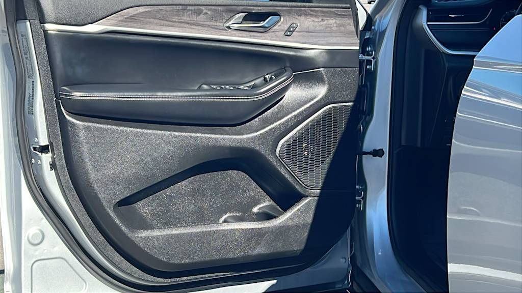 Thumbnail: 2024 Jeep Grand Cherokee L - 28