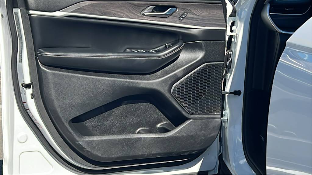 Thumbnail: 2023 Jeep Grand Cherokee L - 28