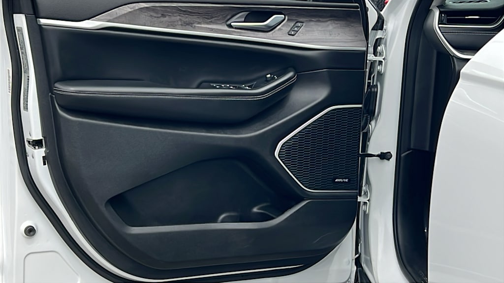 Thumbnail: 2022 Jeep Grand Cherokee L - 29