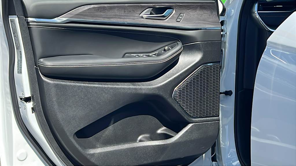 Thumbnail: 2025 Jeep Grand Cherokee L - 29