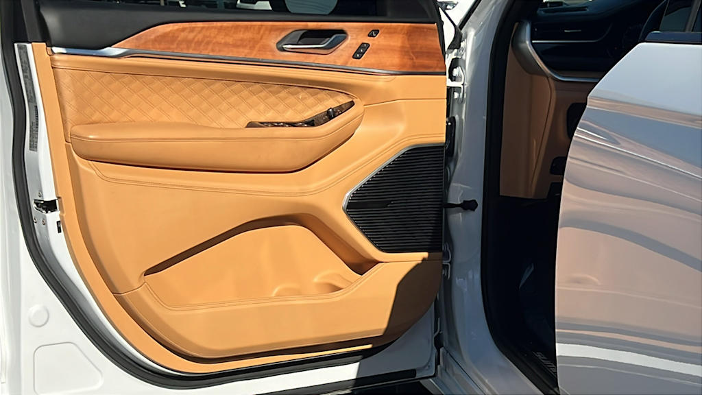 Thumbnail: 2023 Jeep Grand Cherokee L - 29