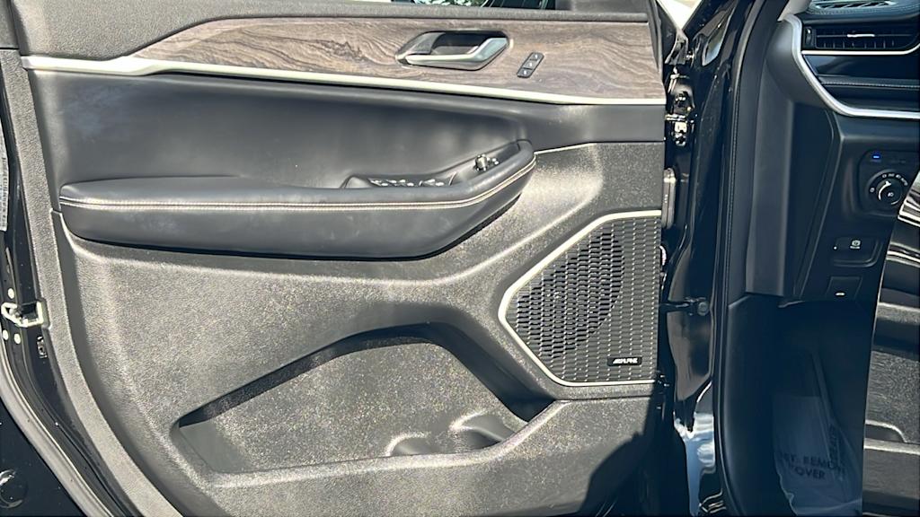Thumbnail: 2023 Jeep Grand Cherokee - 28