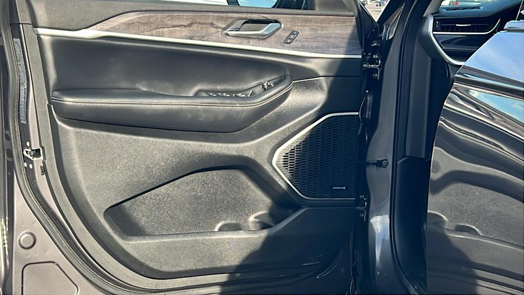 Thumbnail: 2022 Jeep Grand Cherokee - 28