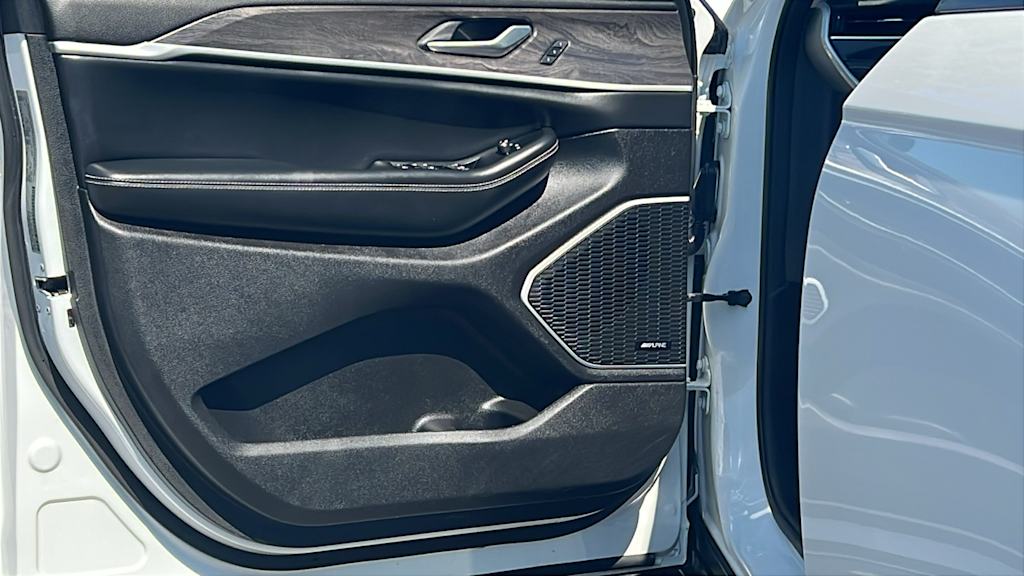 Thumbnail: 2024 Jeep Grand Cherokee - 28