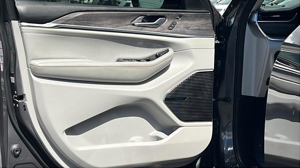 Thumbnail: 2022 Jeep Grand Cherokee - 29