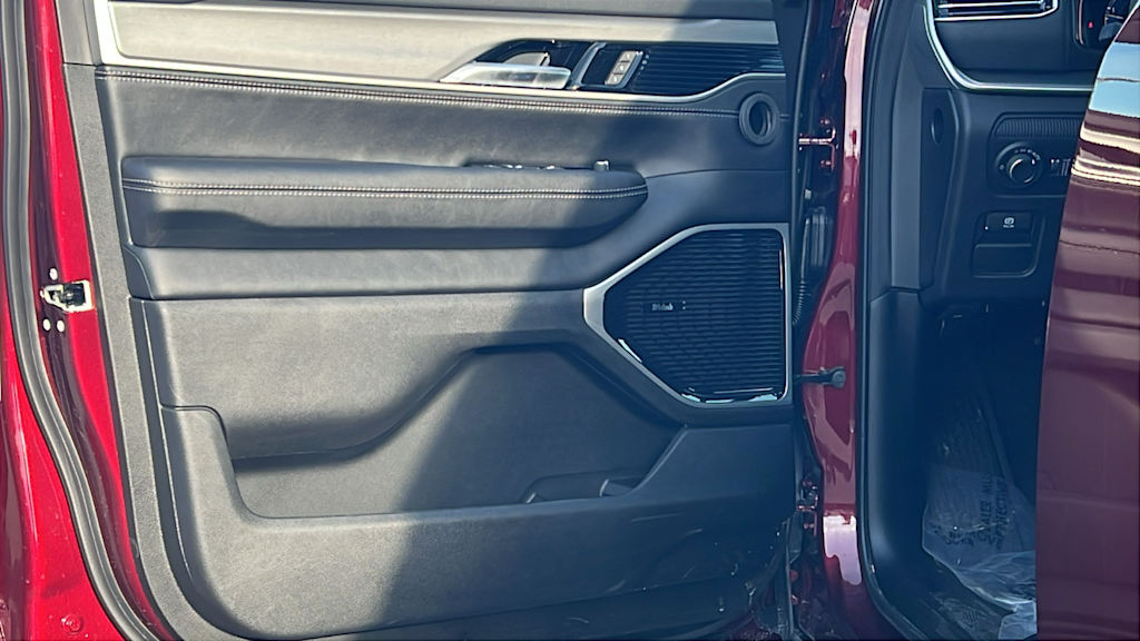 Thumbnail: 2026 Jeep Grand Wagoneer L - 27