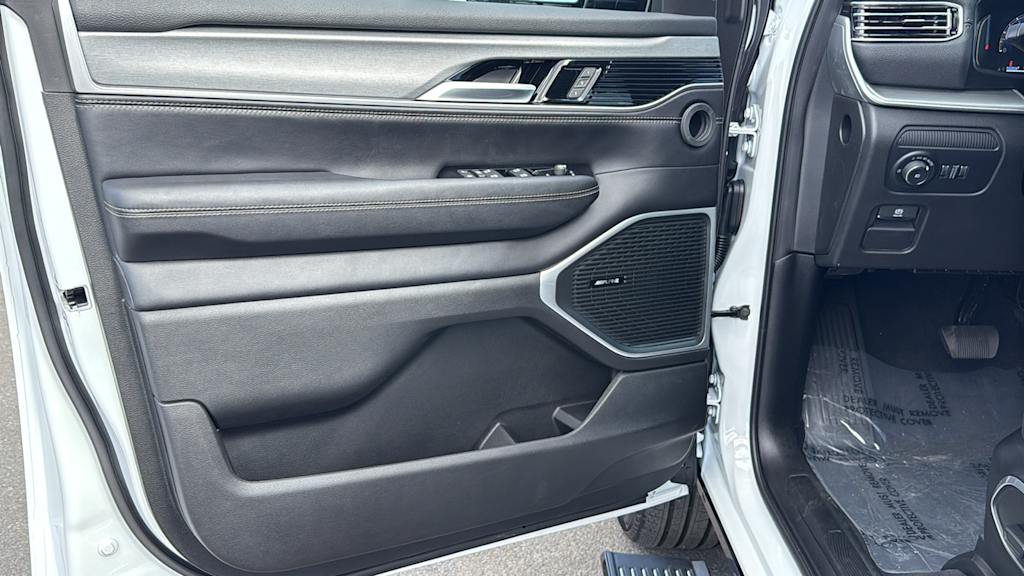 Thumbnail: 2025 Jeep Wagoneer - 28