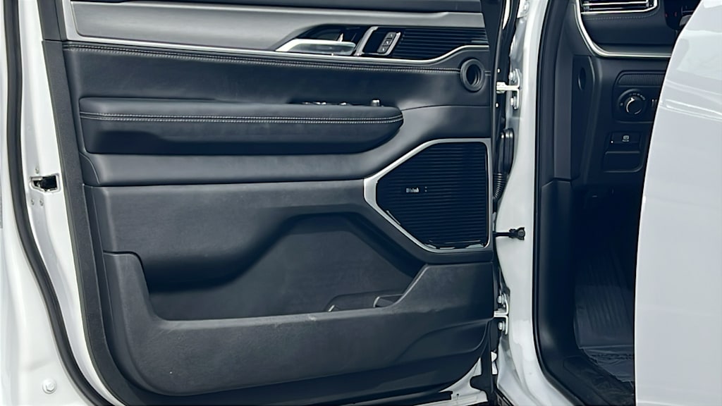 Thumbnail: 2026 Jeep Grand Wagoneer - 28