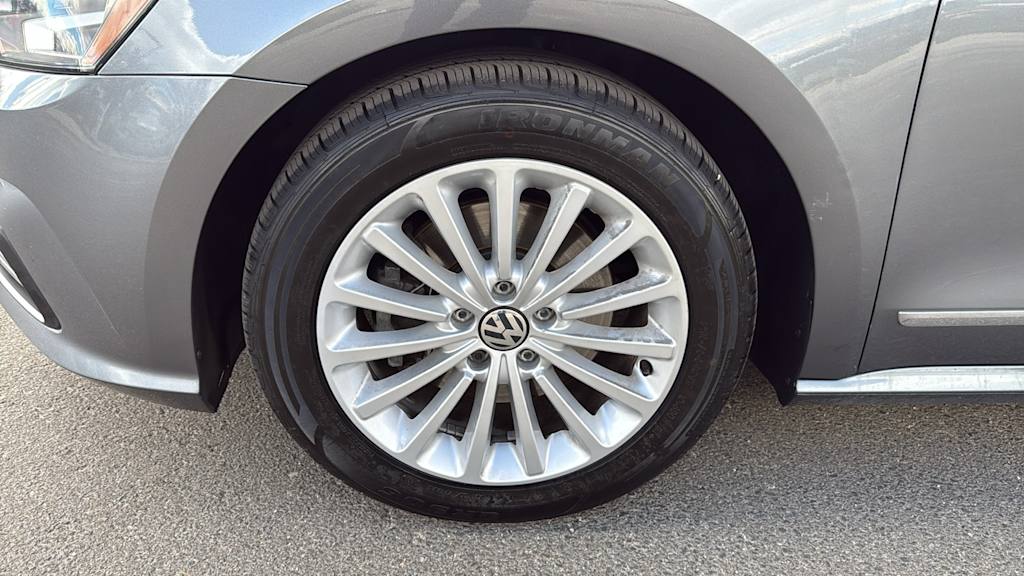 Thumbnail: 2016 Volkswagen Passat - 8