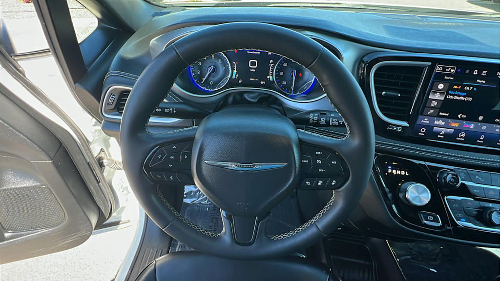 Thumbnail: 2023 Chrysler Pacifica - 9